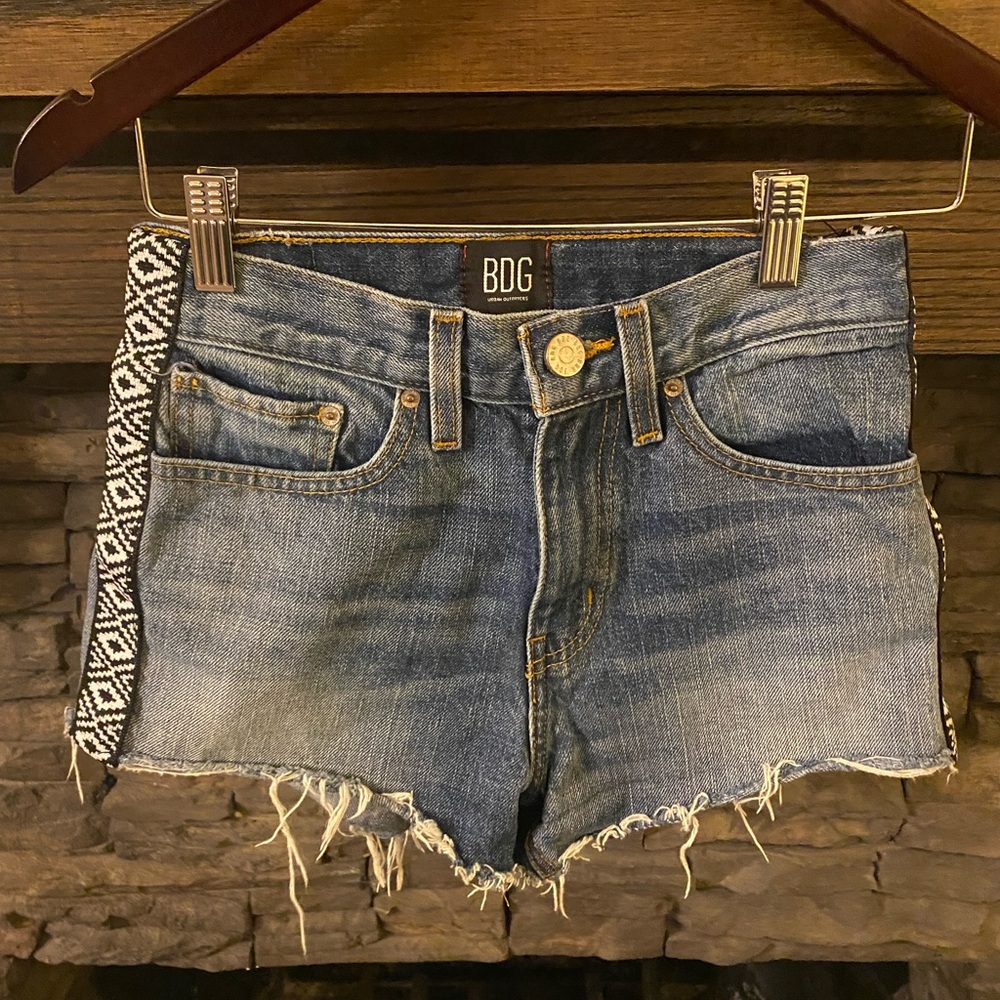 Urban Outfitters BDG Girlfriend High-Rise Cut Off Denim Shorts Women's Size 25
